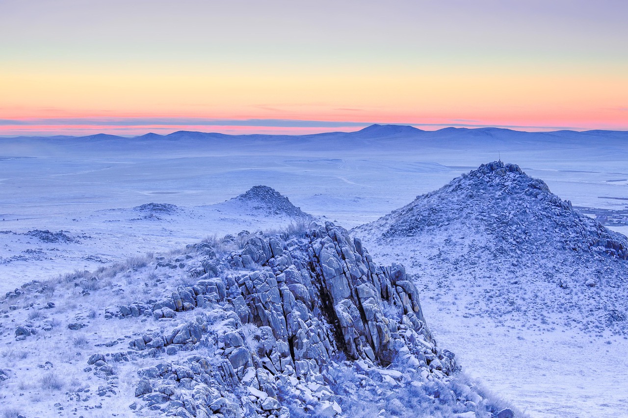 Same mountain landscape before compression, original JPG, 380 KB